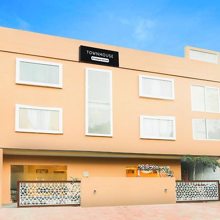 Super Townhouse Viraj Khand Formerly Veridian Inn Chinhat Extérieur photo