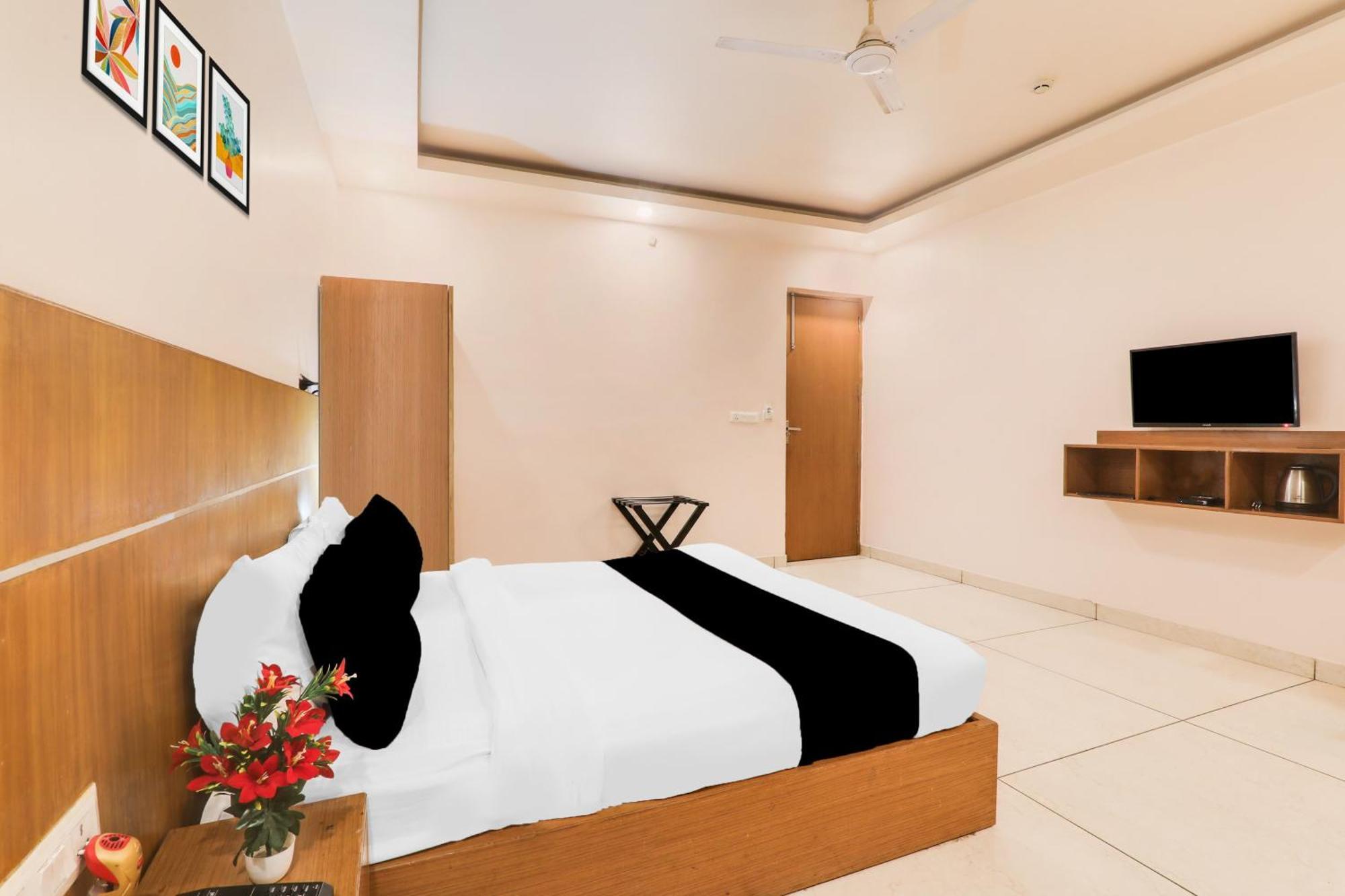 Super Townhouse Viraj Khand Formerly Veridian Inn Chinhat Extérieur photo