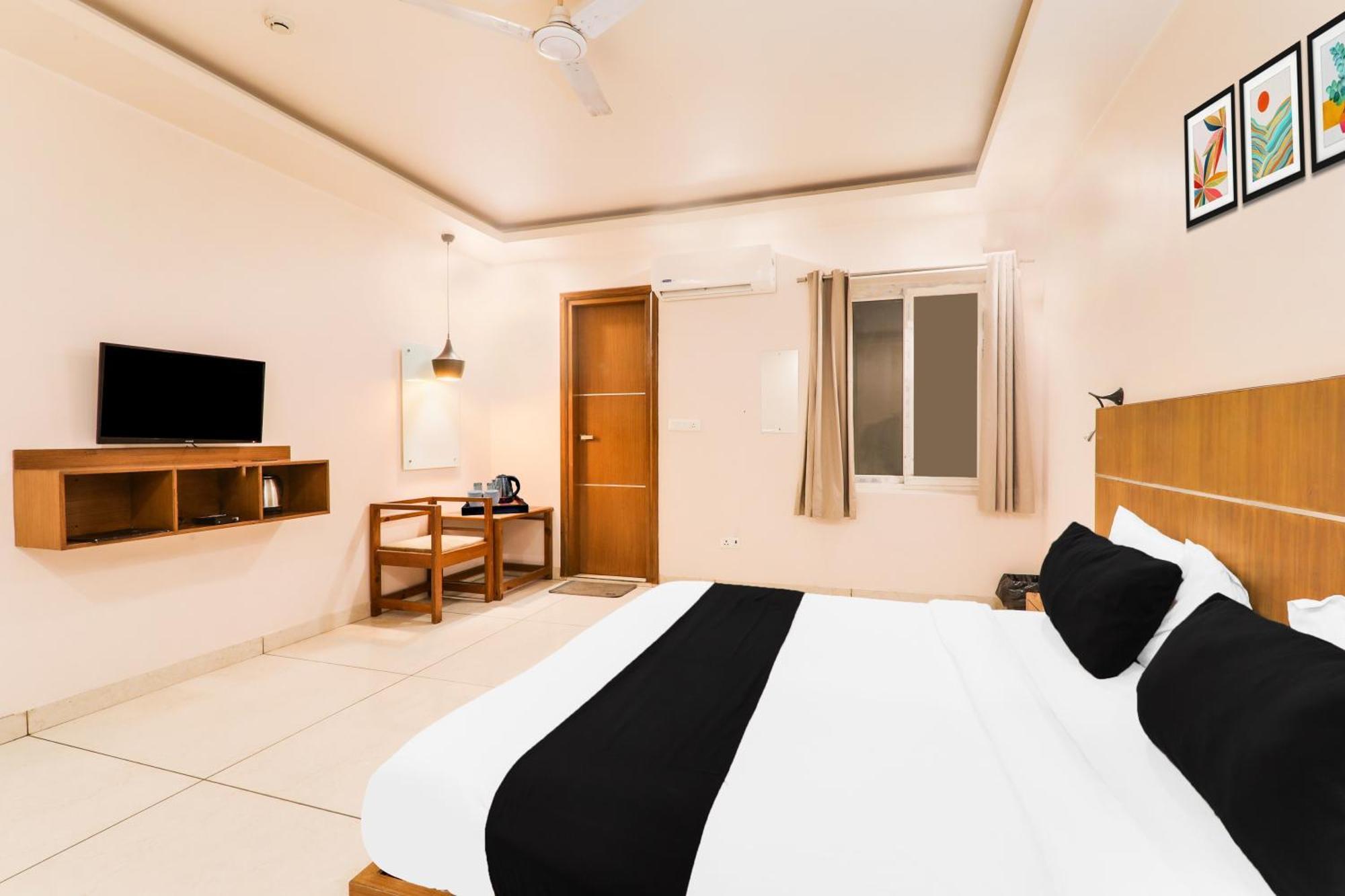 Super Townhouse Viraj Khand Formerly Veridian Inn Chinhat Extérieur photo